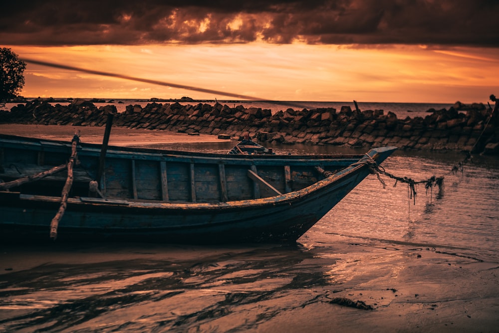 夕暮れ時の海岸に浮かぶ茶色のボート