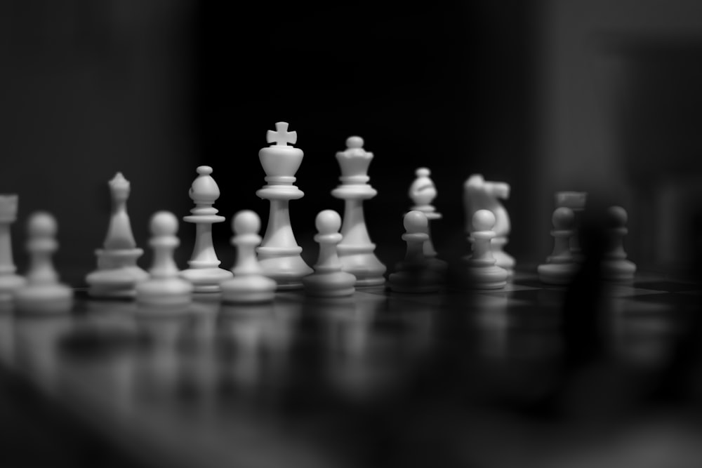 Peças de xadrez branco e preto