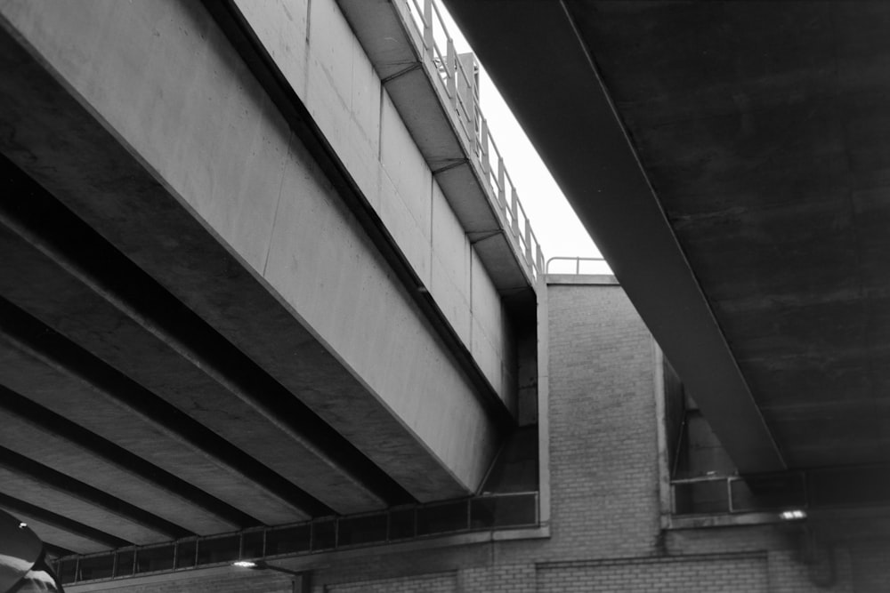 foto in scala di grigi di un edificio in cemento