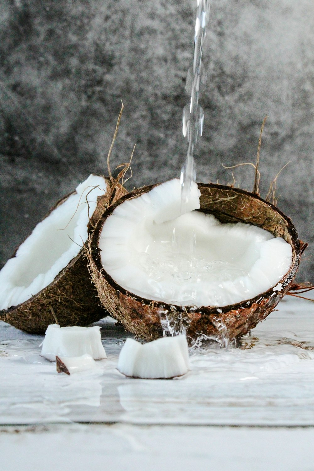 Gâteau rond blanc à la crème blanche sur plateau rond en bois brun