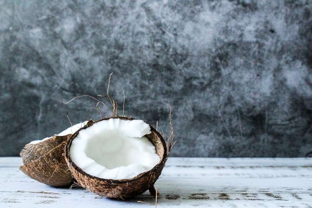 Ornement rond blanc sur panier en osier brun