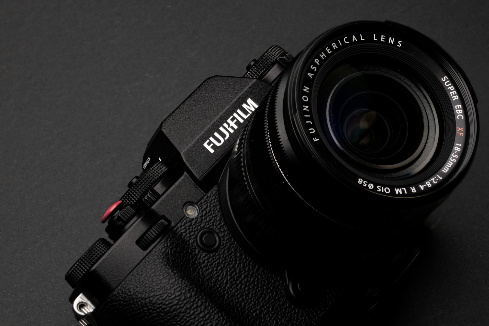 Detail front shot of a Fujifilm X-T3 mirrorless camera with kit lens