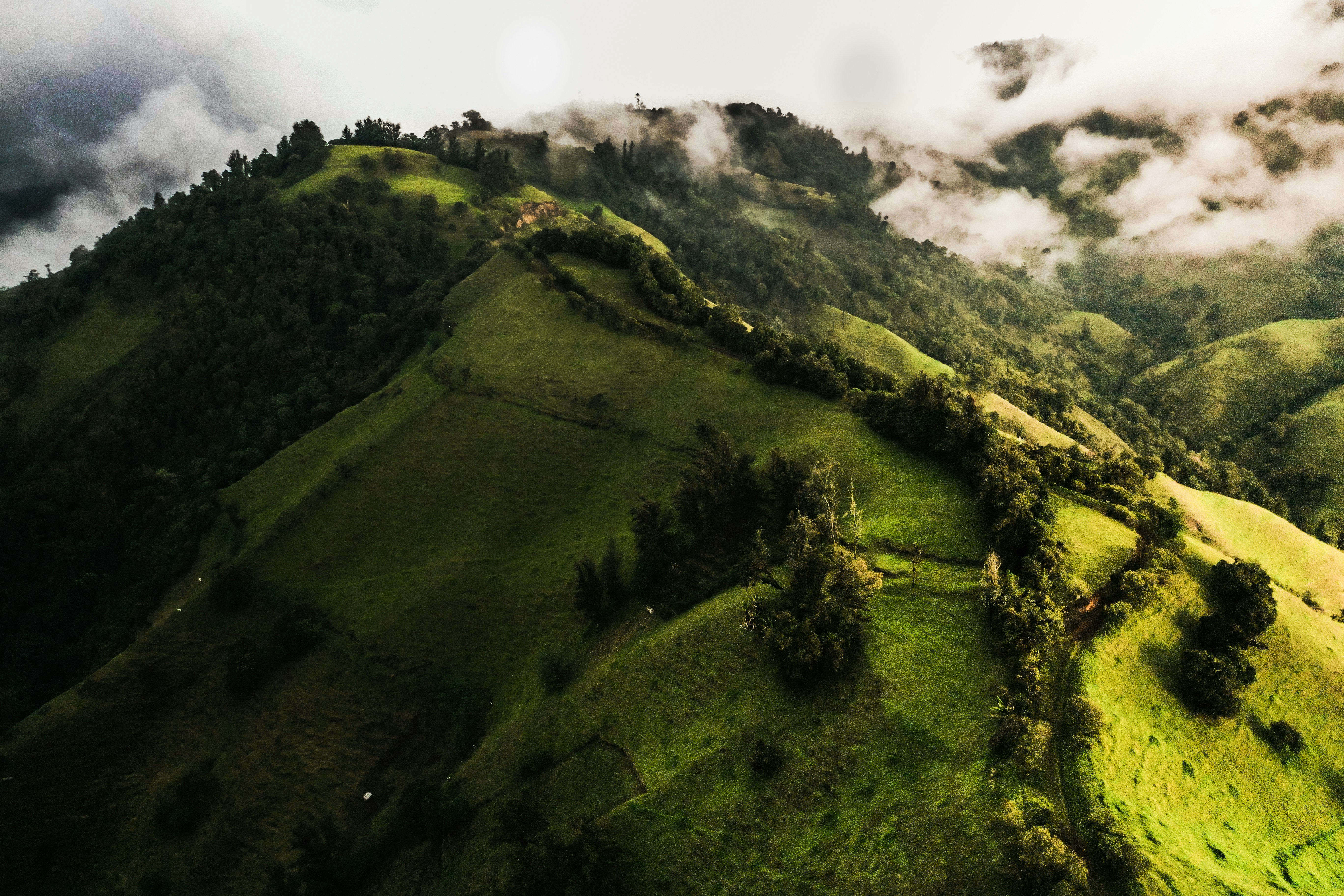 Montagne verte sous les nuages blancs pendant la journée