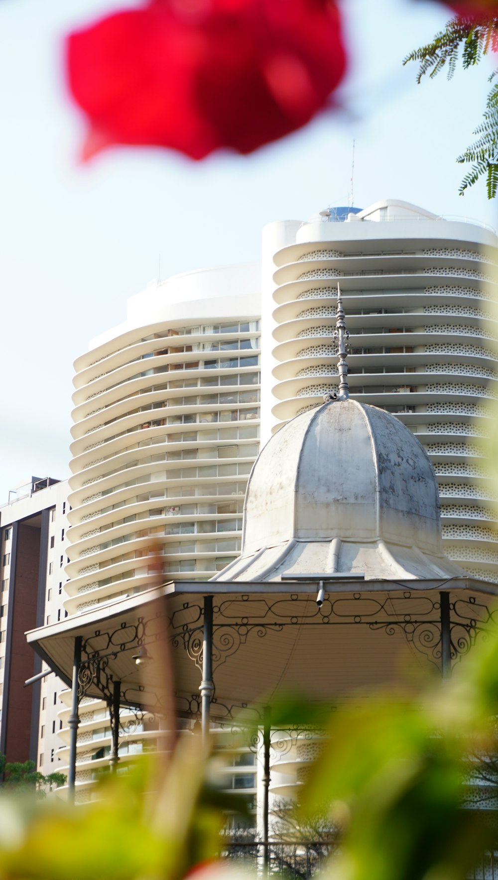 Edificio a cupola bianca durante il giorno