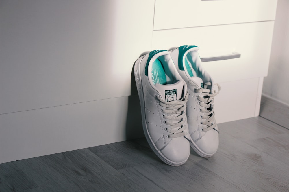 Chaussures de sport Nike blanches et vertes