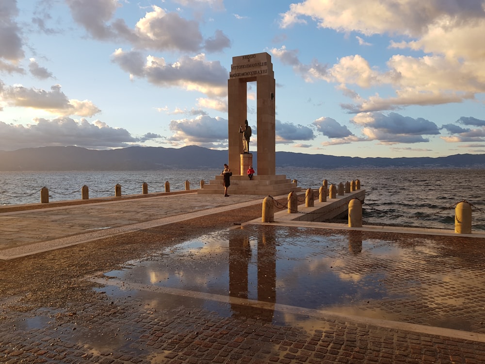 blocchi di cemento marrone sulla spiaggia durante il giorno