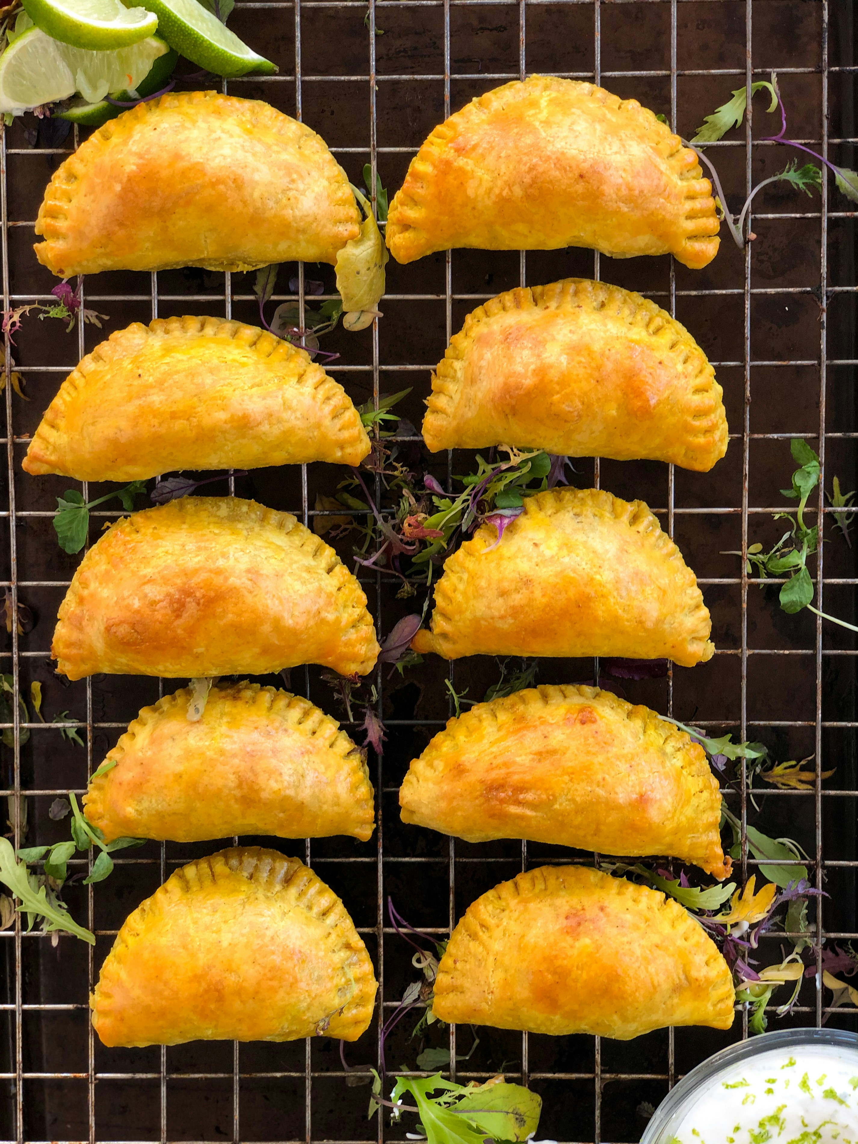 frutta gialla e marrone su recinzione metallica nera