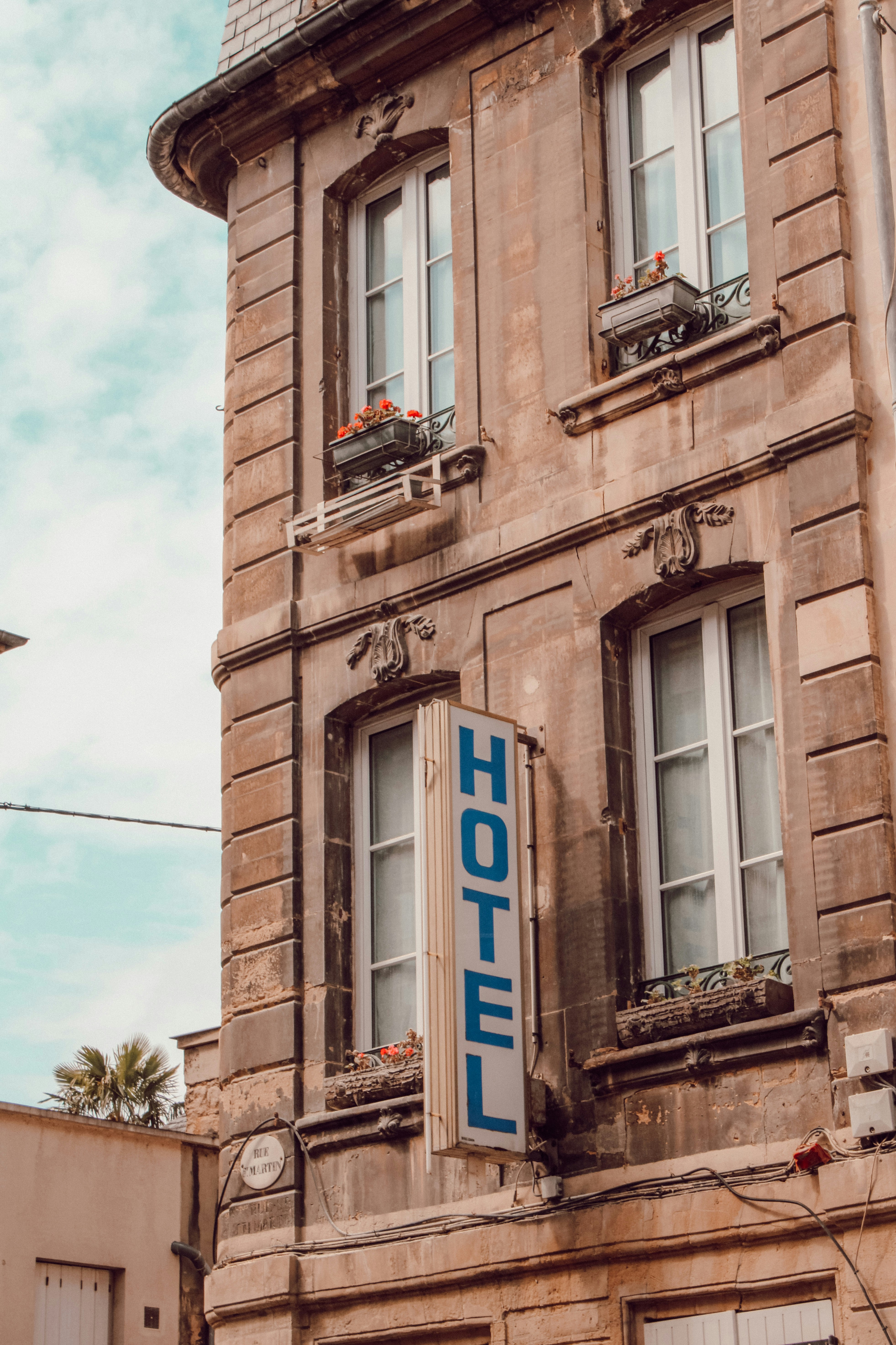 letrero de calle blanco y azul