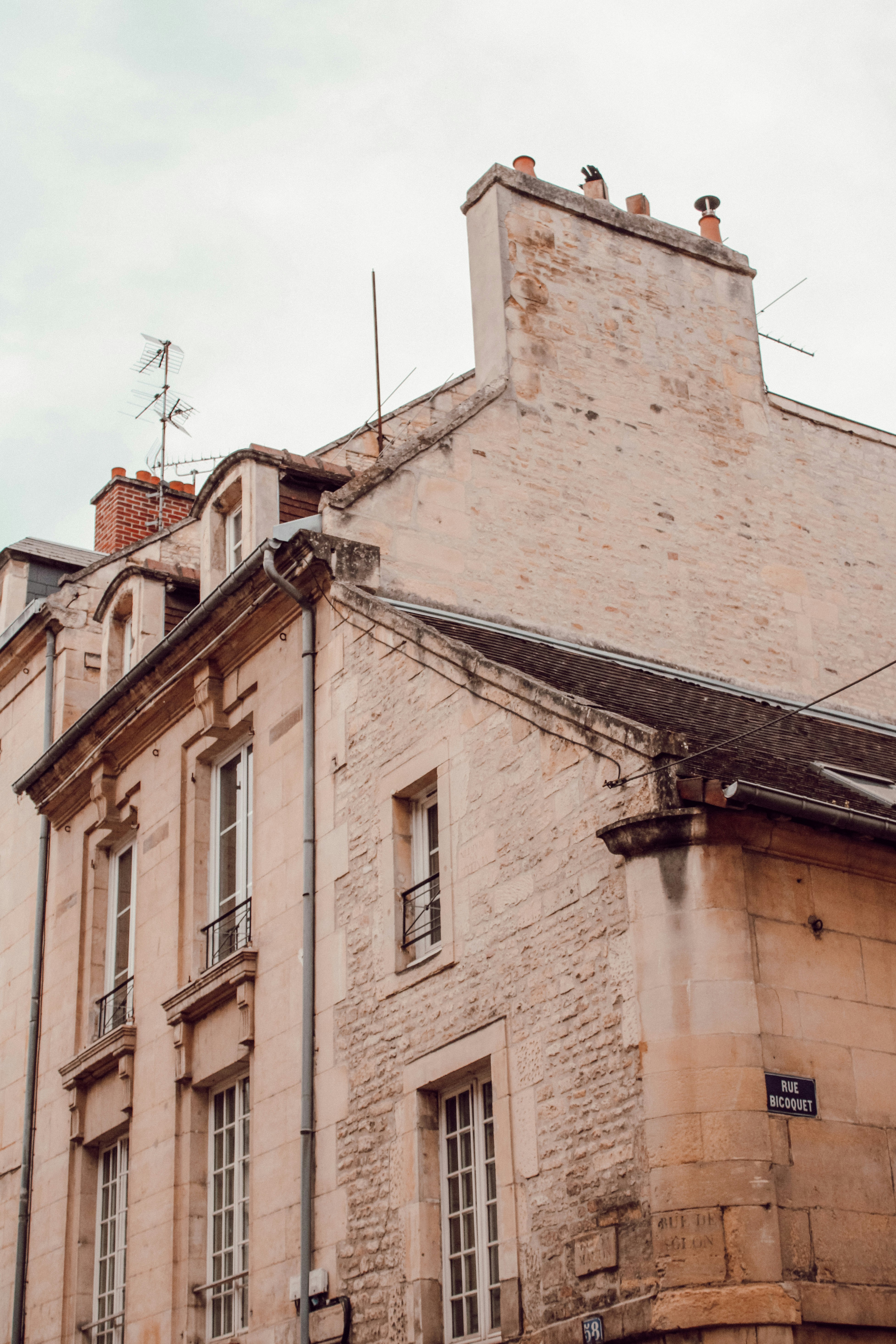 Edificio de hormigón marrón durante el día