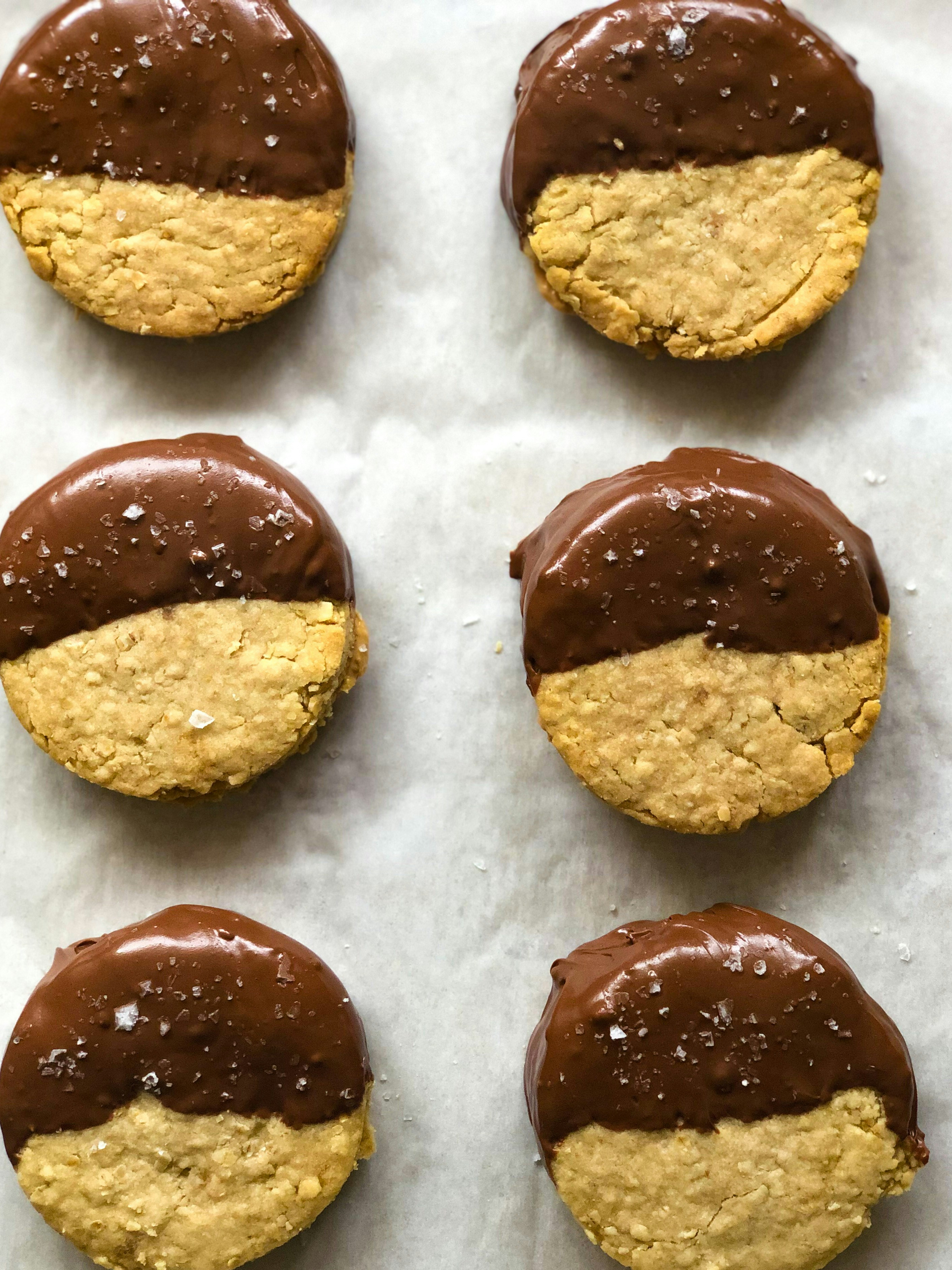 riso integrale e bianco su piatto di ceramica bianca