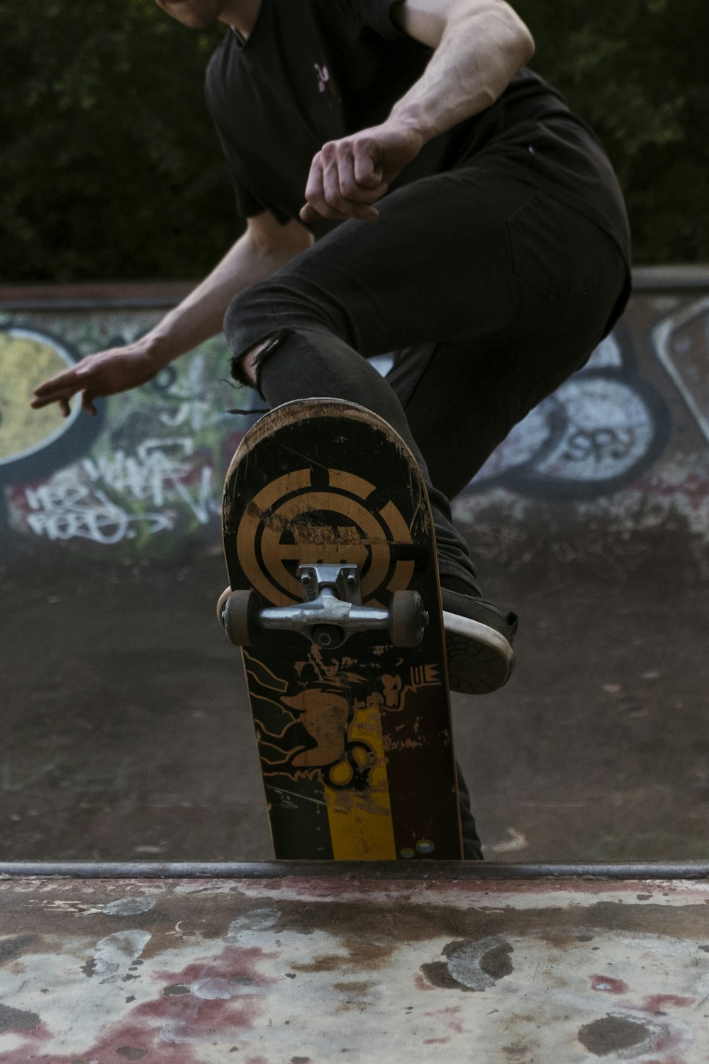 personne en pantalon noir et baskets blanches faisant du skateboard 사진 –  Unsplash의 무료 Nero 이미지