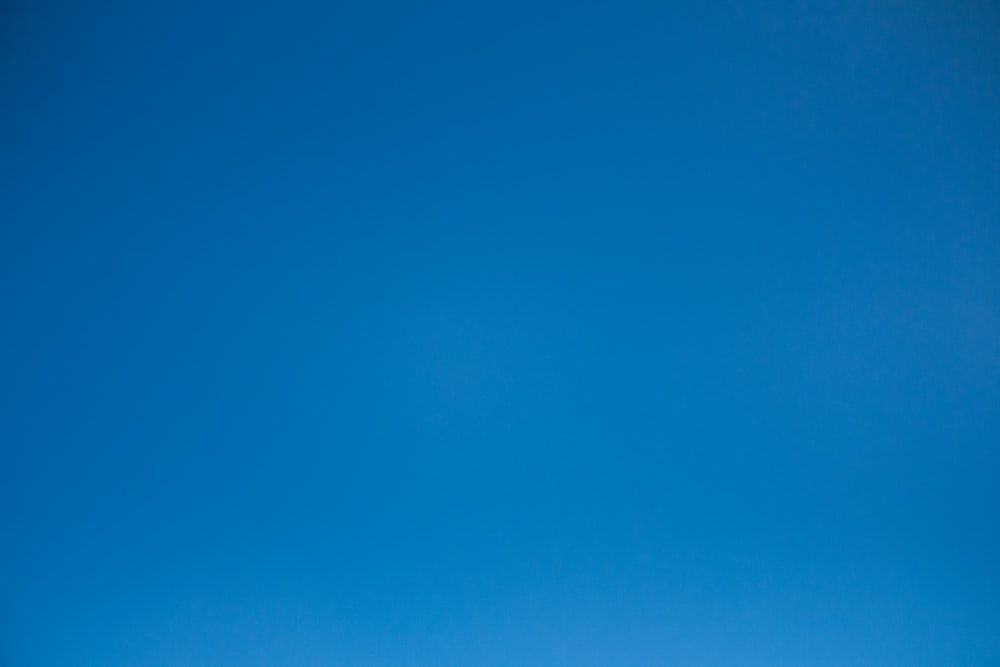 blauer Himmel mit weißen Wolken