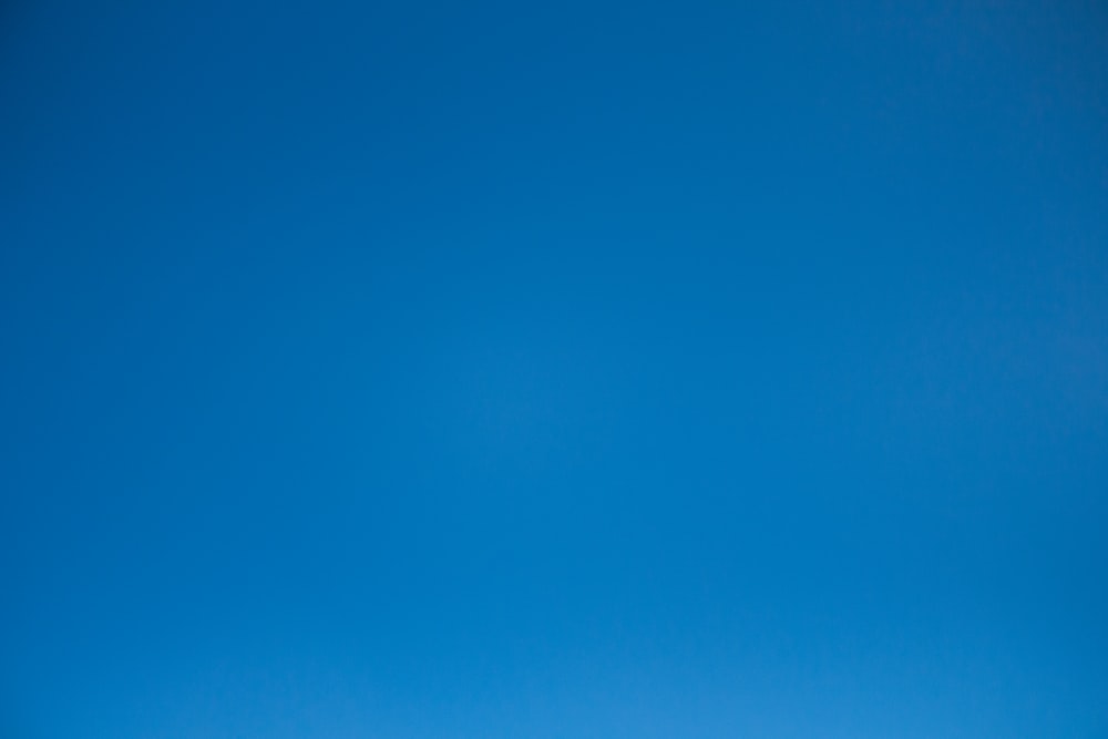 cielo blu con nuvole bianche