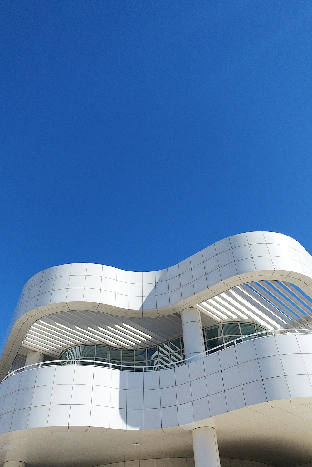 昼間の青空に白いコンクリートの建物