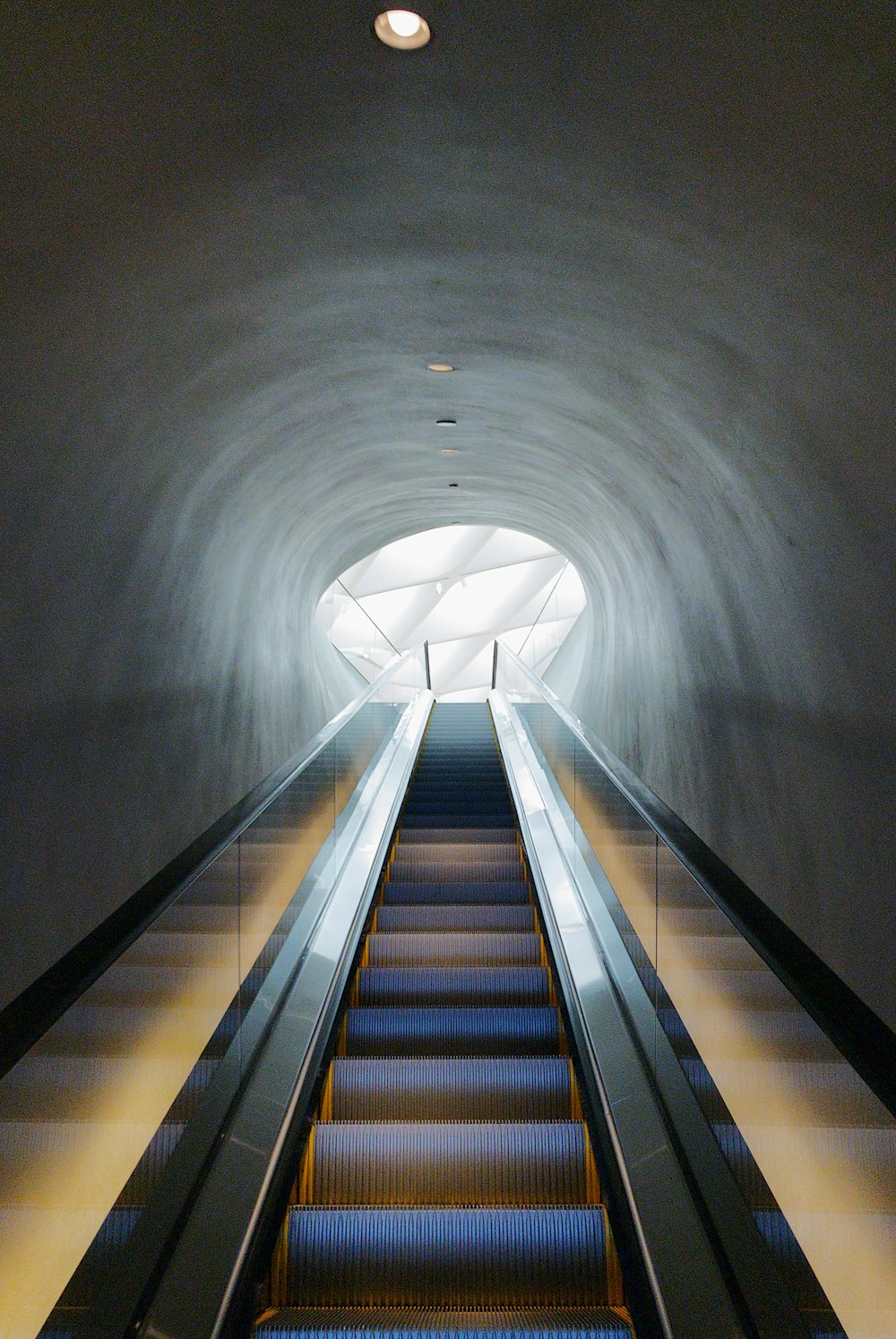 Braun-weißer Tunnel mit Treppe