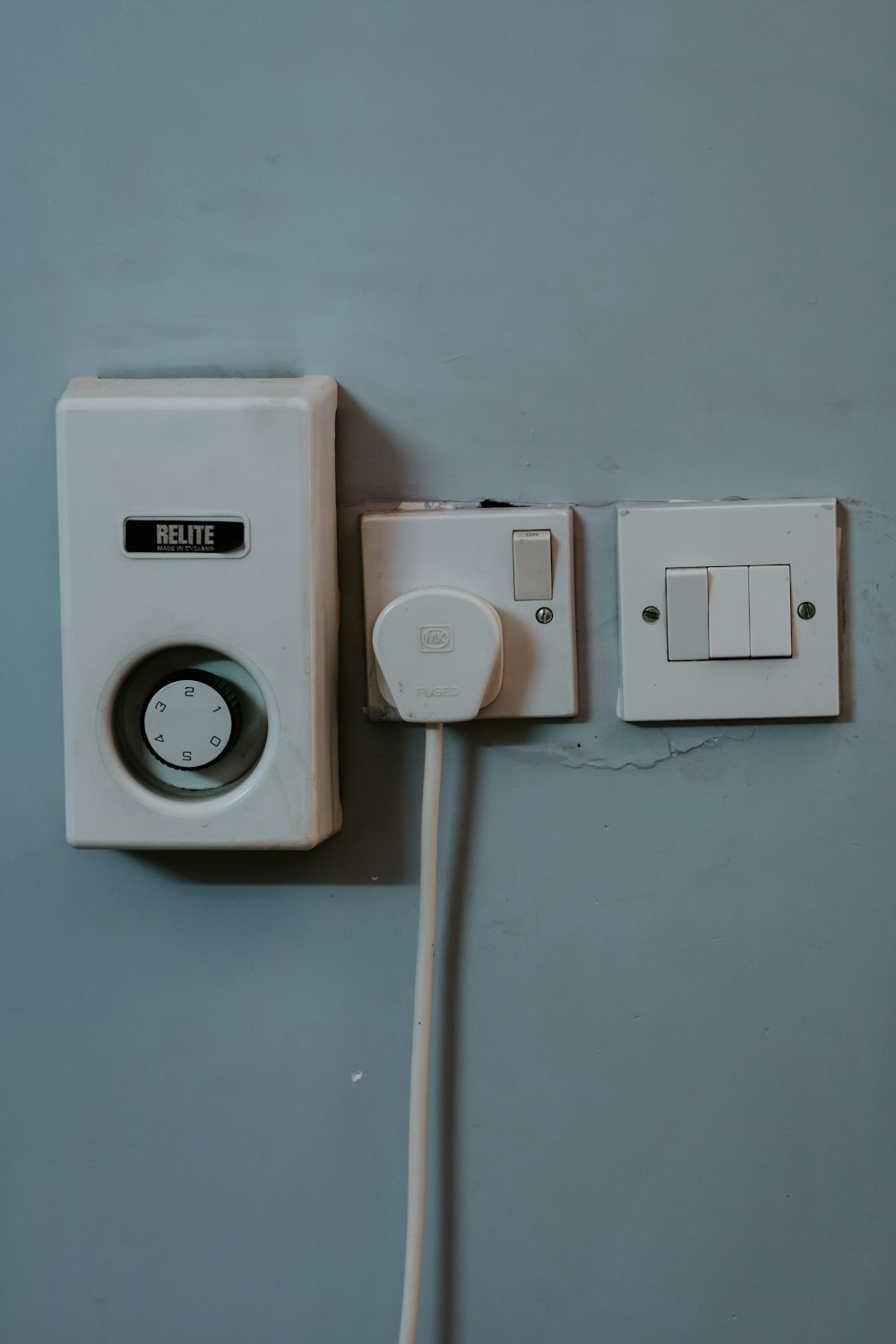Interruptor montado en la pared blanca en la pared blanca