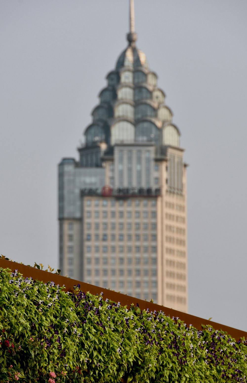 edifício de concreto branco durante o dia