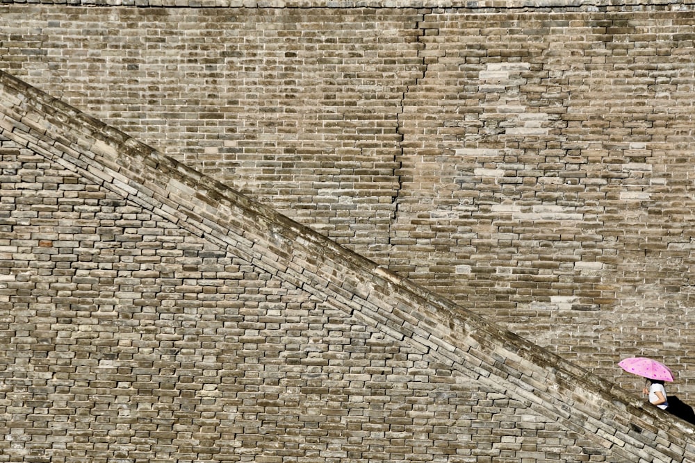 parede de tijolos castanhos e cinzentos