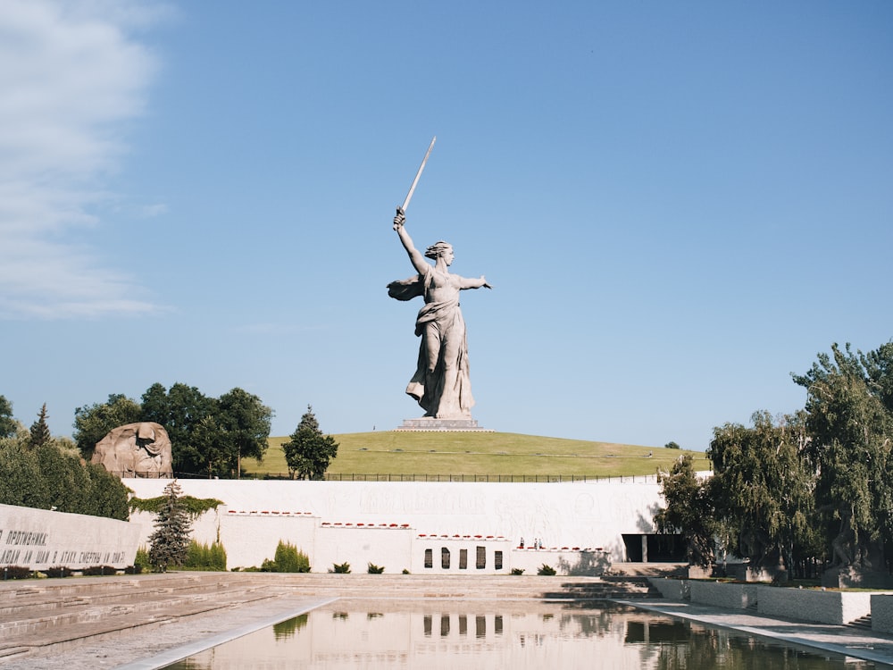 homem que segura uma estátua da espada