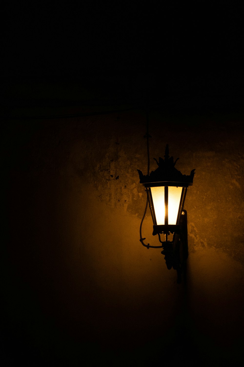 a light that is on a wall in the dark