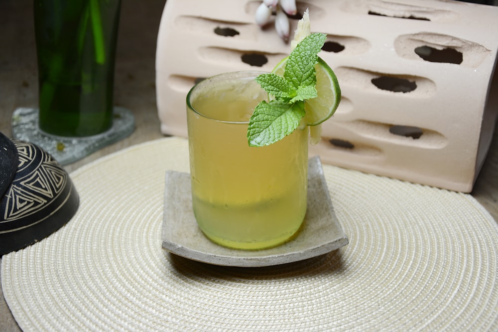Plante à feuilles vertes dans un verre à boire transparent