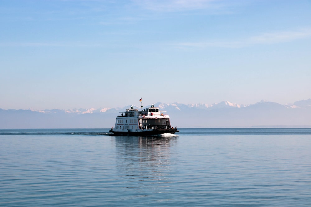 bateau blanc et noir sur la mer pendant la journée