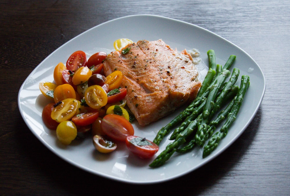 Viande grillée aux légumes verts sur assiette en céramique blanche