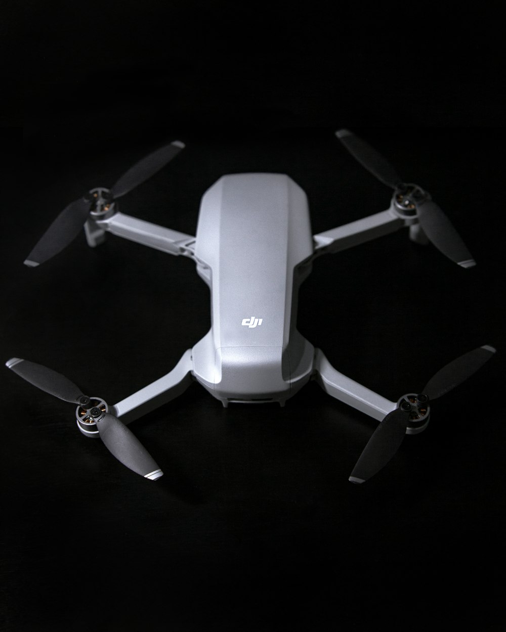 dron cuadricóptero blanco y gris