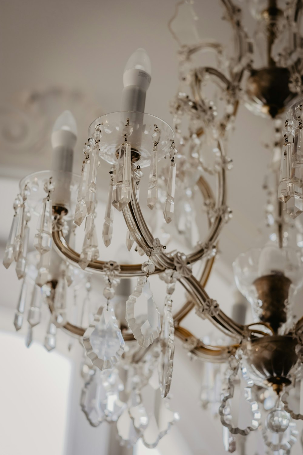 lustre en verre transparent allumé dans la chambre