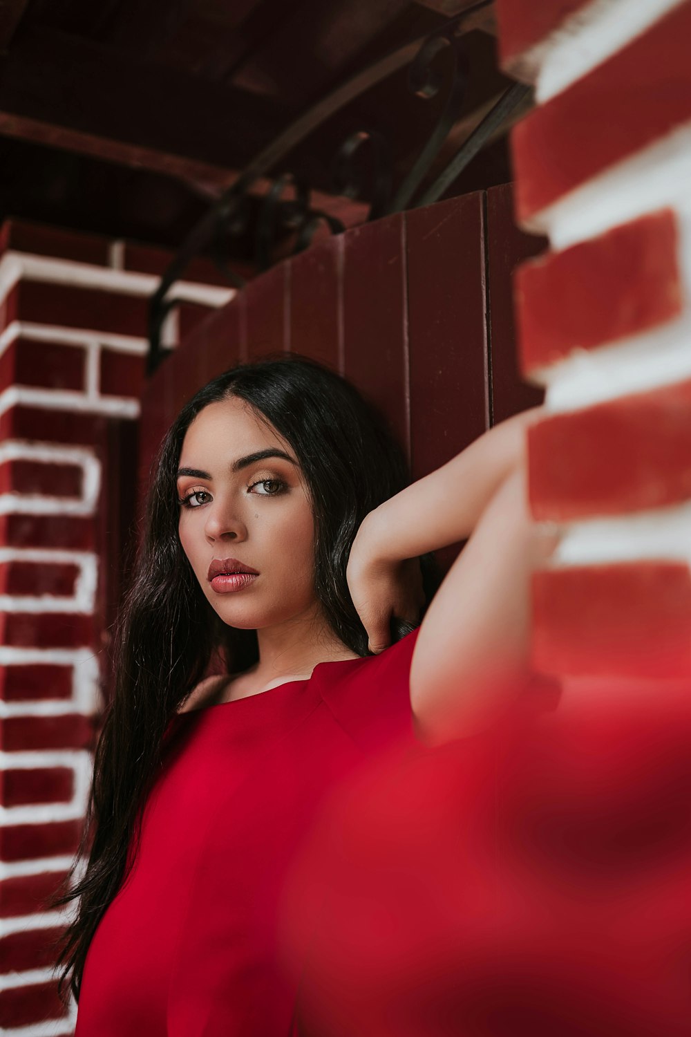 Foto Mujer con camiseta blanca de cuello redondo y falda roja – Imagen  Desgaste modesto gratis en Unsplash