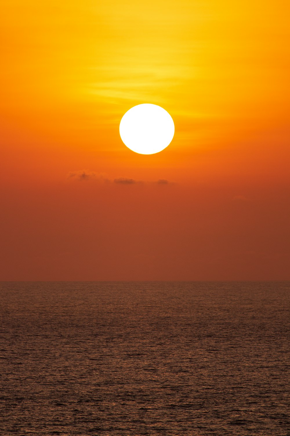 céu azul sobre o mar