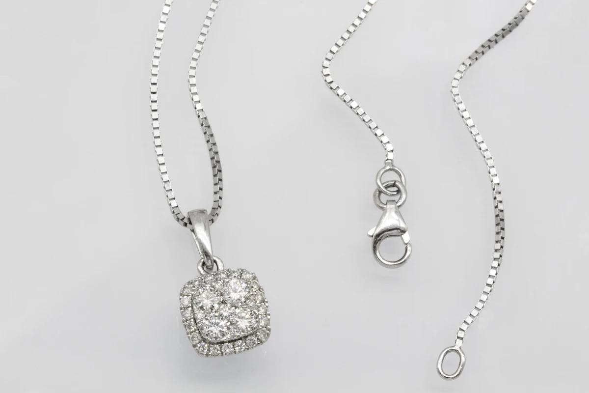 Goutte Pear Pendant, Solitaire design