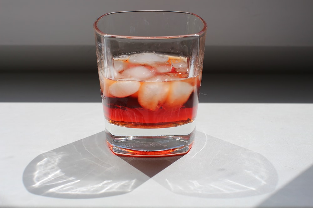 copo transparente com líquido vermelho