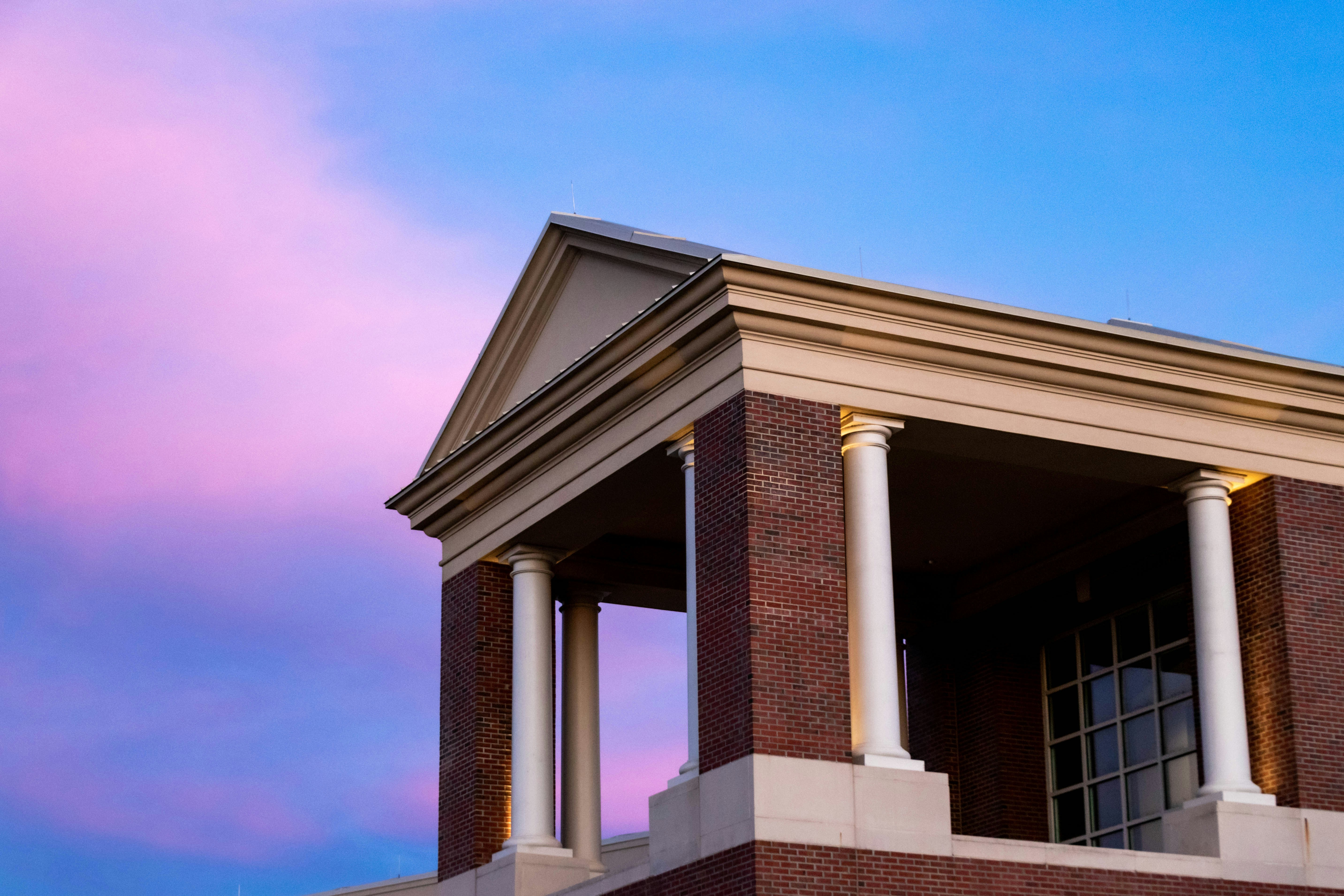 昼間の青空に白いコンクリートの建物
