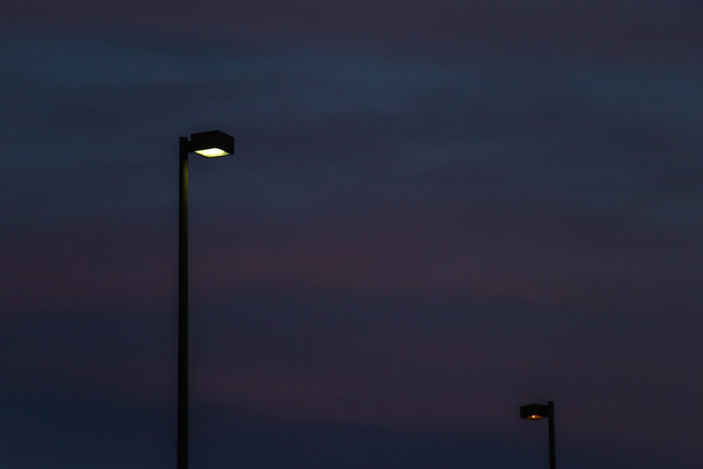 Farola negra durante la noche