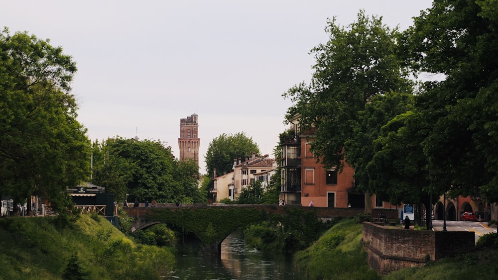 Braunes Betongebäude in der Nähe des Flusses tagsüber