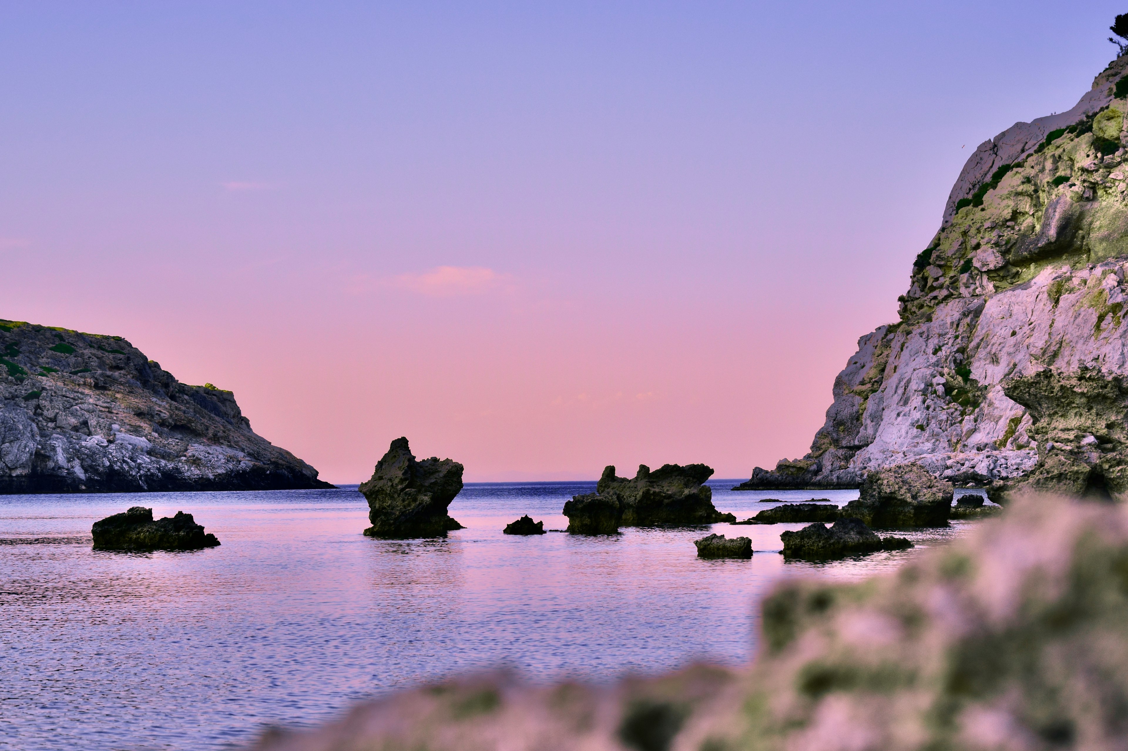 i locali e le discoteche da non perdere in sardegna (nella foto il tramonto su una spiaggia rocciosa)