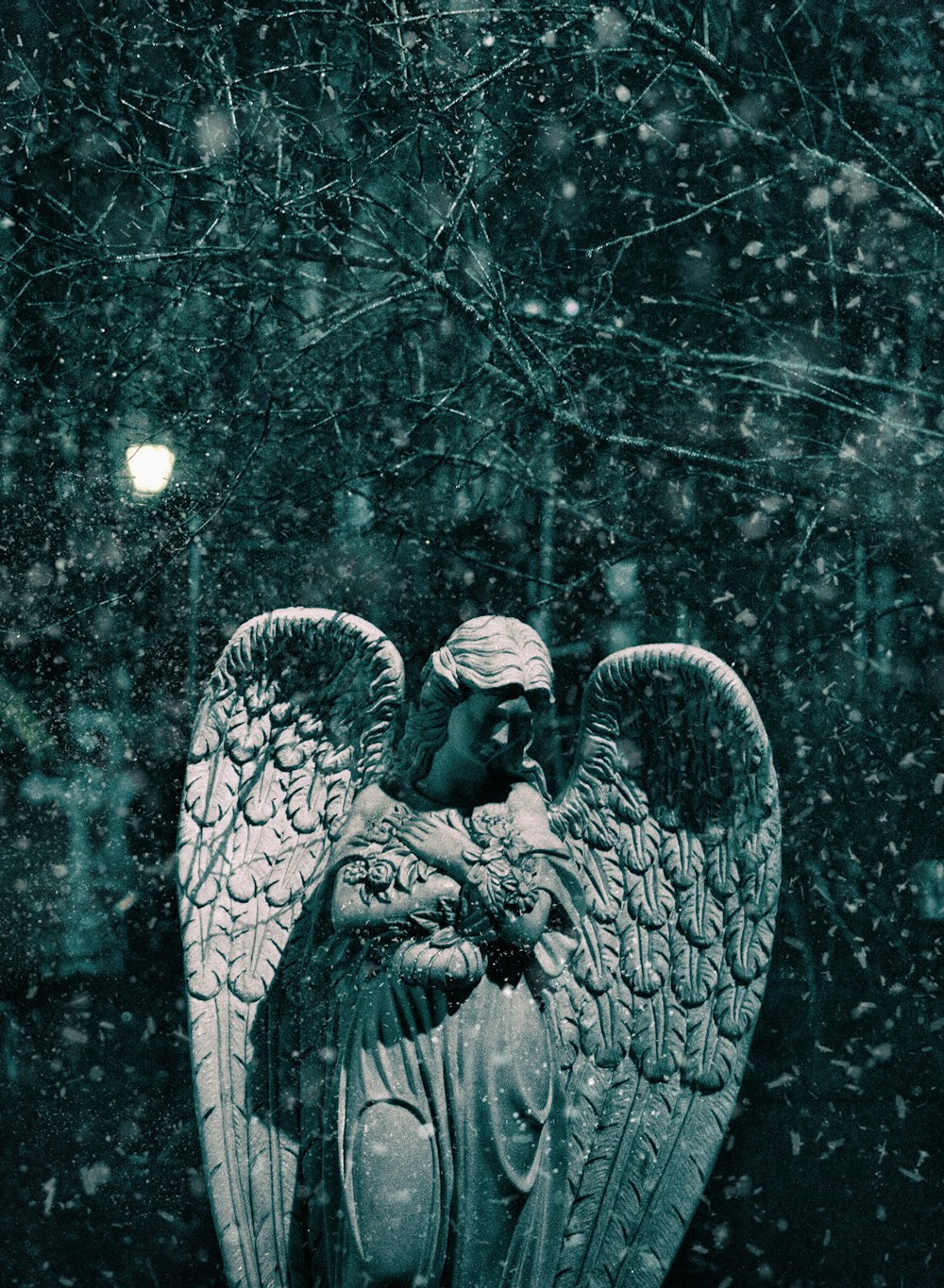 하얀 끈 조명 아래 천사 동상