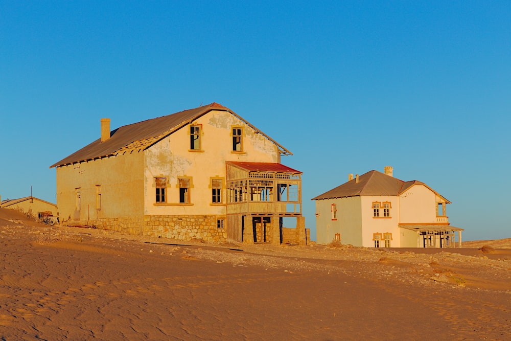 casa di cemento bianca e marrone sotto il cielo blu durante il giorno