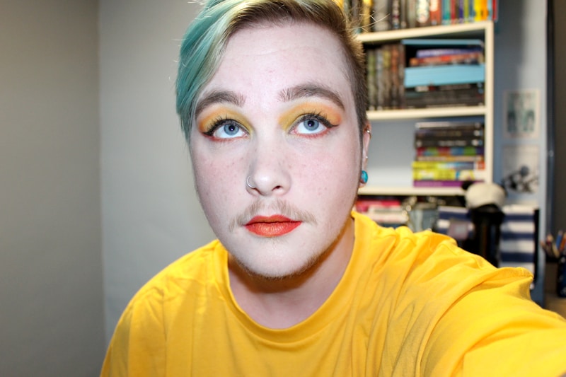 Camiseta amarilla look vibrante