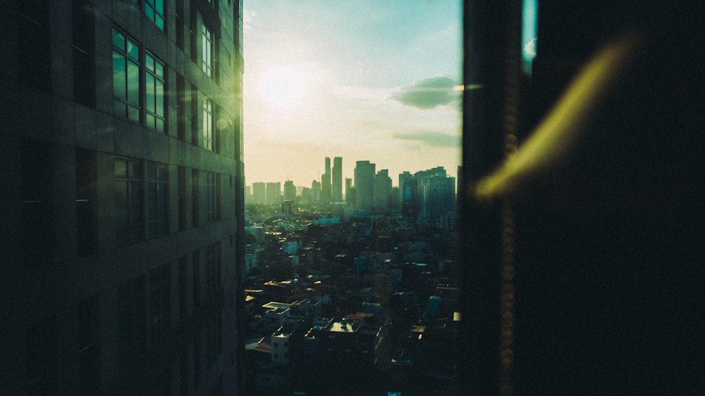 Skyline der Stadt tagsüber unter weißem, bewölktem Himmel