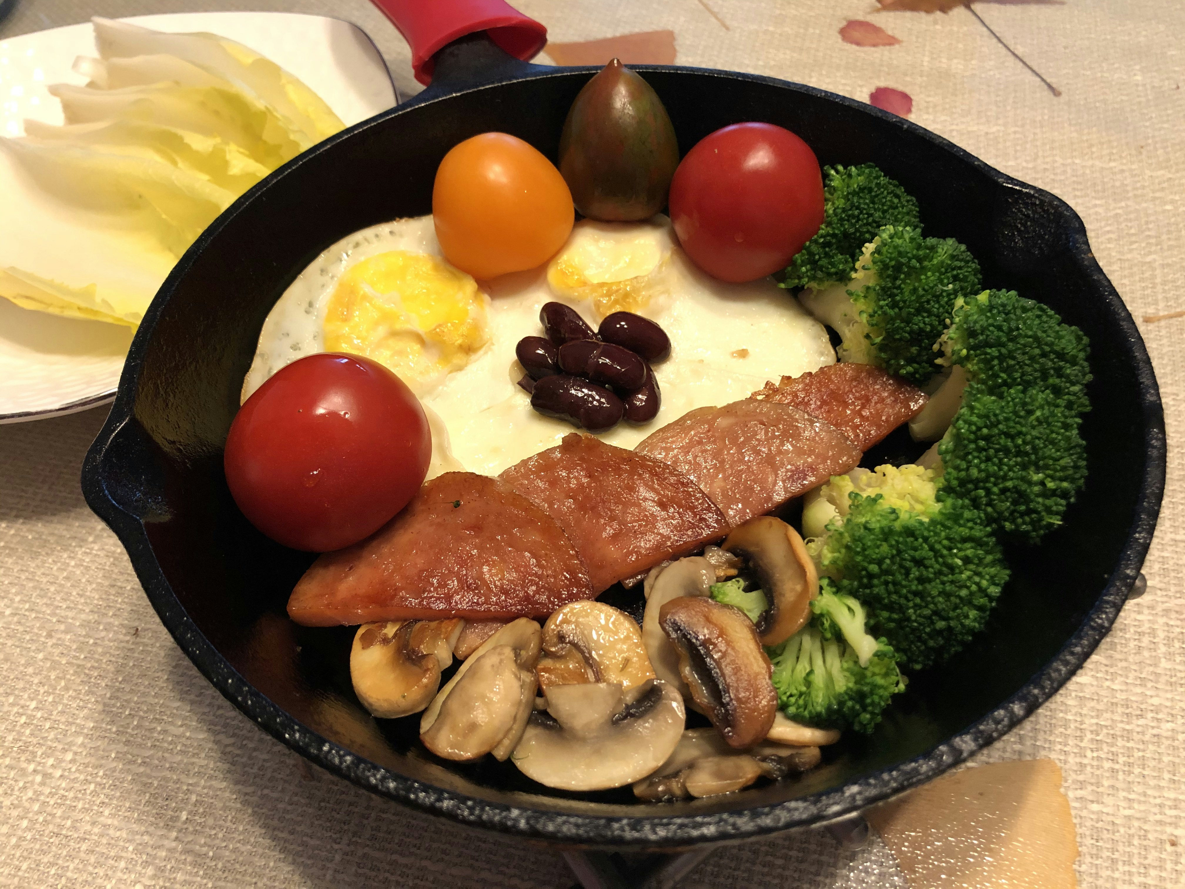 Skillet with sausage, egg, tomatoes, mushrooms and broccoli
