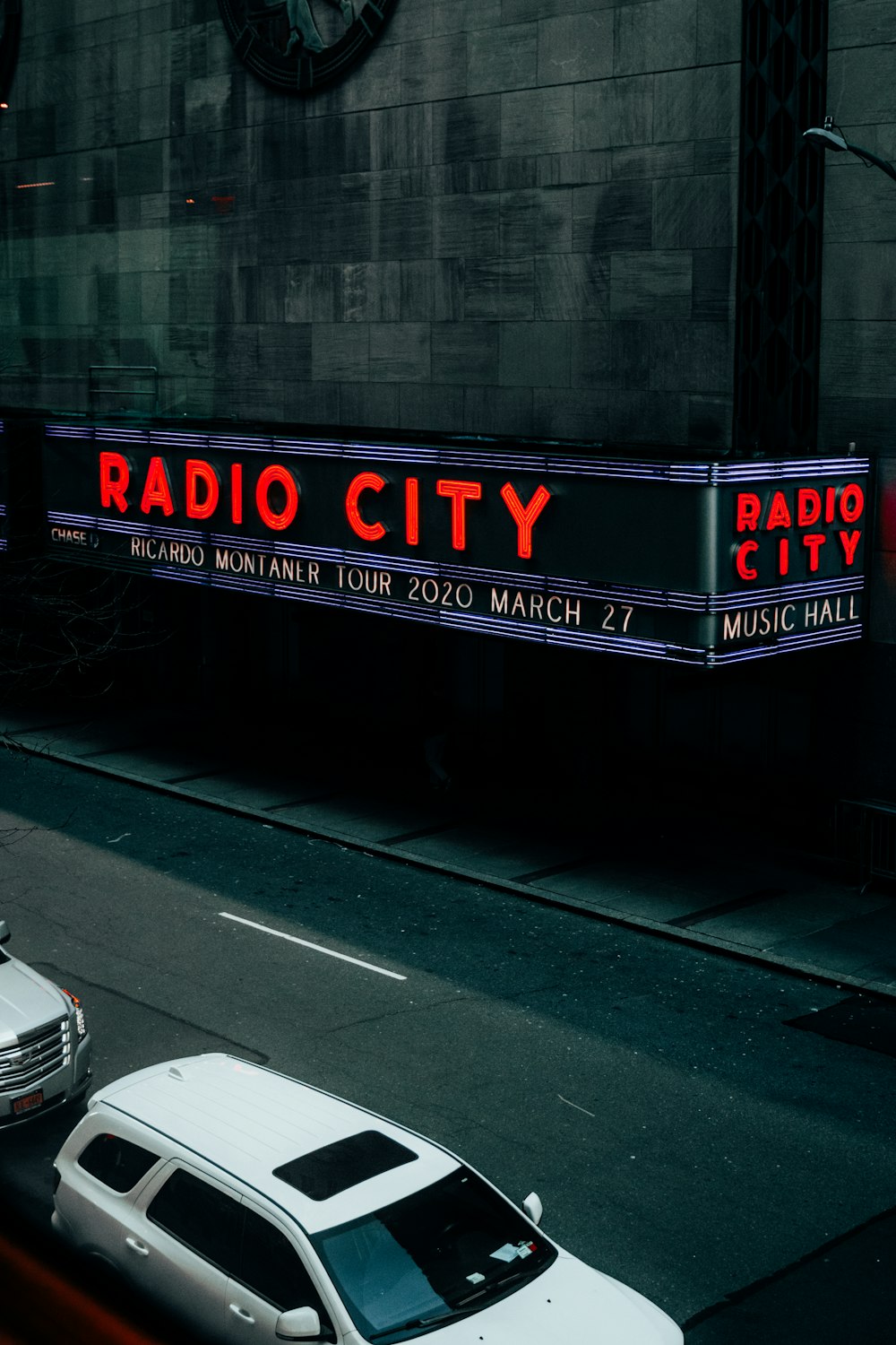 Un letrero de radio de la ciudad en el costado de un edificio