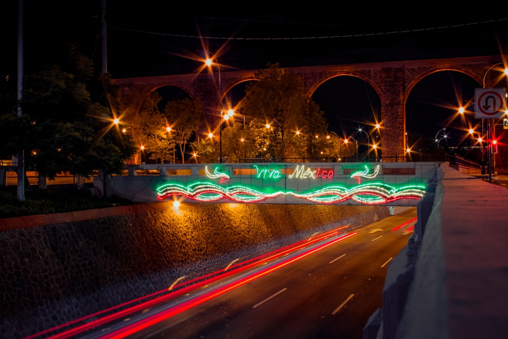Fotografia time lapse di auto su strada durante la notte