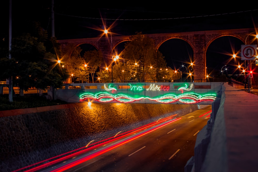 Fotografía de lapso de tiempo de automóviles en la carretera durante la noche