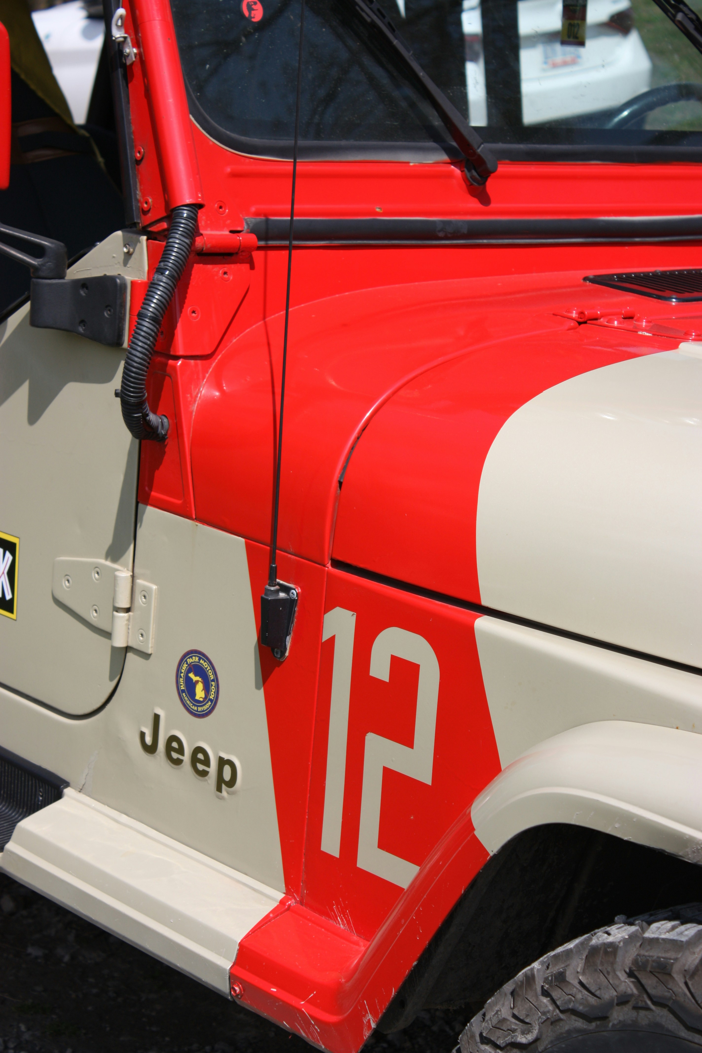 Camionnette Chevrolet blanche et rouge