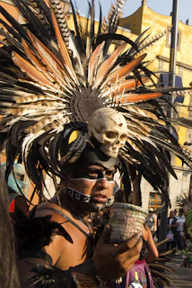 person wearing white and black mask