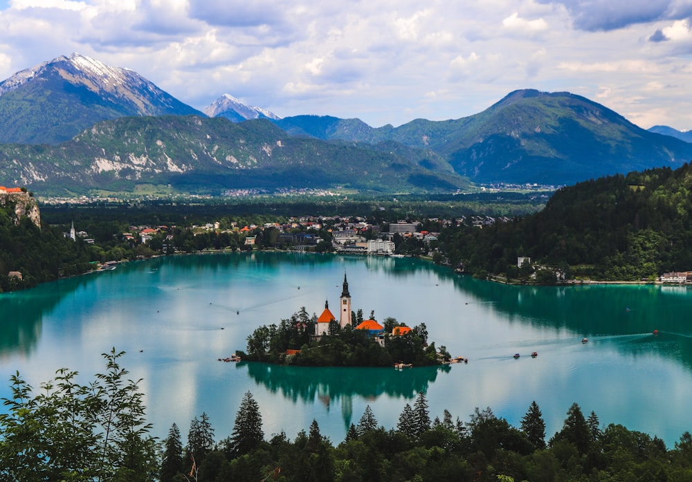 alberi verdi vicino al lago e alle montagne durante il giorno