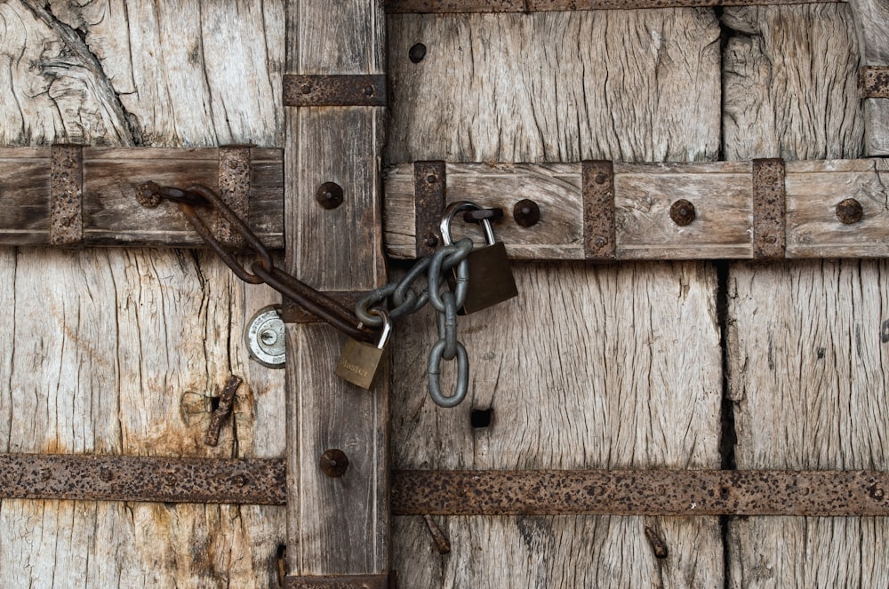 南京錠付き茶色の木製ドア
