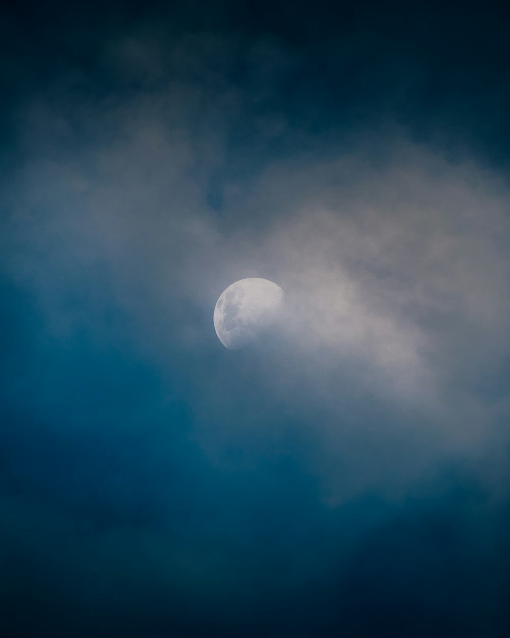 青空に浮かぶ満月